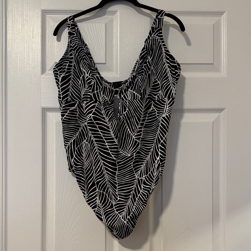 Elomi Kata Beacg Black and White Leaf Print Women's One Piece Swimsuit US 36 K/L